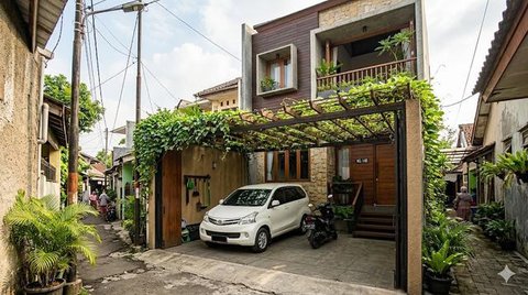 Contoh rumah di gang sempit tapi punya garasi luas. [Foto: Gemini]