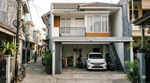 Contoh rumah di gang sempit tapi punya garasi luas. [Foto: Gemini]