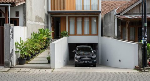 Contoh rumah di gang sempit tapi punya garasi luas. [Foto: Gemini]