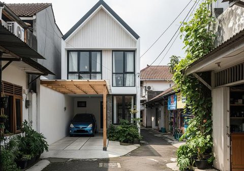 Contoh rumah di gang sempit tapi punya garasi luas. [Foto: Gemini]