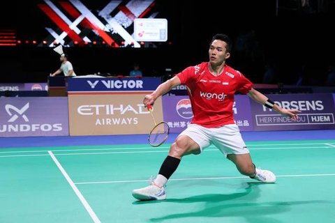 Kabid Pembinaan dan Prestasi Pelatnas PBSI Eng Hian memberikan arahan kepada tim Indonesia untuk Piala Thomas dan Uber 2026 di Horsens Badminton Club, Denmark, Selasa (21/4). (foto: PBSI)