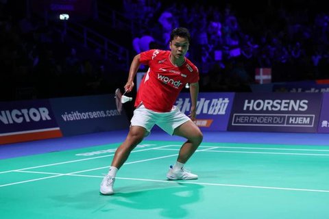 Kabid Pembinaan dan Prestasi Pelatnas PBSI Eng Hian memberikan arahan kepada tim Indonesia untuk Piala Thomas dan Uber 2026 di Horsens Badminton Club, Denmark, Selasa (21/4). (foto: PBSI)
