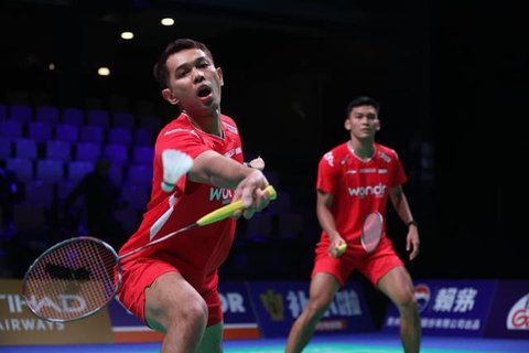 Kabid Pembinaan dan Prestasi Pelatnas PBSI Eng Hian memberikan arahan kepada tim Indonesia untuk Piala Thomas dan Uber 2026 di Horsens Badminton Club, Denmark, Selasa (21/4). (foto: PBSI)