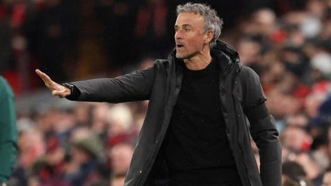 Pelatih Paris Saint-Germain, Luis Enrique, bereaksi pada akhir pertandingan leg pertama babak 16 besar UEFA Champions League antara PSG dan Chelsea di Parc des Princes, Paris, Kamis (12/3/202