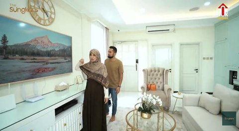 Potret Ruang Keluarga di Rumah Fitri Tropica dan Irvan Hanafi (Image by Gemini AI)