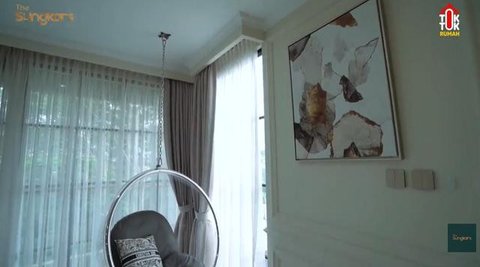Potret Ruang Keluarga di Rumah Fitri Tropica dan Irvan Hanafi (Image by Gemini AI)
