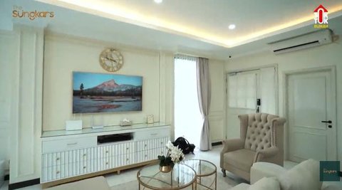 Potret Ruang Keluarga di Rumah Fitri Tropica dan Irvan Hanafi (Image by Gemini AI)