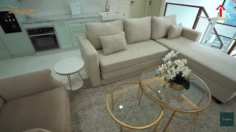 Potret Ruang Keluarga di Rumah Fitri Tropica dan Irvan Hanafi (Image by Gemini AI)