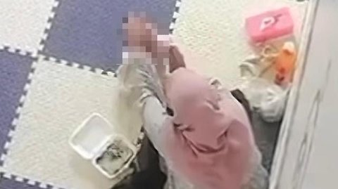 Penyidik Polresta Banda Aceh saat melakukan pemeriksaaan sejumlah saksi terkait kasus dugaan penganiayaan balita di Banda Aceh. (Antara)