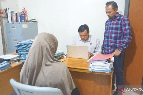 Penyidik Polresta Banda Aceh saat melakukan pemeriksaaan sejumlah saksi terkait kasus dugaan penganiayaan balita di Banda Aceh. (Antara)