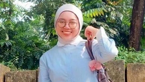 Para pekerja memeriksa kondisi lokomotif Kereta Api Jarak Jauh (KAJJ) Argo Bromo Anggrek dan salah satu gerbong Kereta Rel Listrik (KRL) Commuter Line yang mengalami kecelakaan di Stasiun Bek
