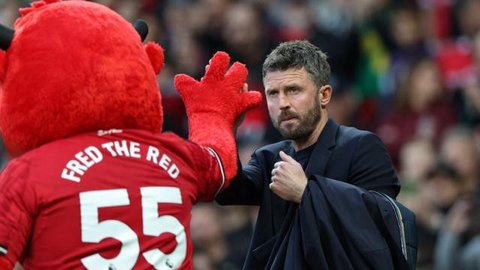 Pelatih sementara Manchester United asal Inggris, Michael Carrick (kanan), bertepuk tangan dengan maskot Fred the Red menjelang dimulainya pertandingan Liga Inggris antara Manchester United dan Brentford di Old Trafford, Manchester, barat laut Inggris, pada 28 April 2026.