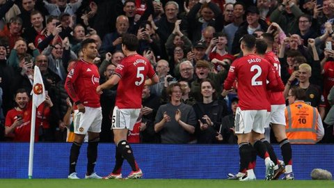 Gelandang Brasil Manchester United #18, Casemiro (kiri), merayakan bersama rekan setimnya setelah mencetak gol pembuka selama pertandingan Liga Inggris antara Manchester United dan Brentford di Old Trafford di Manchester, barat laut Inggris, pada 28 April 2026.