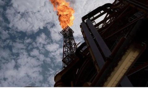 Seperti diketahui, lonjakan harga minyak tidak lepas dari kekhawatiran terhadap gangguan jalur distribusi energi, khususnya di Selat Hormuz. Tampak dalam foto, seorang pekerja mengumpulkan ol