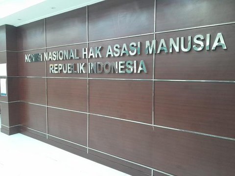 Komisioner Komisi Nasional Hak Asasi Manusia, Pramono Ubaid saat menjawab sejumlah pertanyaan wartawan. (Liputan6/M Radityo Priyasmoro)