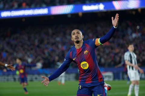 Selebrasi penyerang Barcelona, Raphinha usai membobol gawang Villarreal, Minggu (21/12/2025) (AP Photo/Alberto Saiz)
