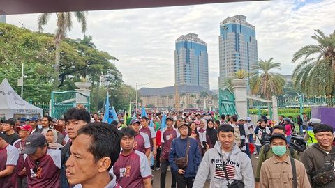 Kabid Humas Polda Metro Jaya Kombes Pol Budhi Hermanto bicara soal pengamanan perayaan Hari Buruh Internasional atau May Day di Jakarta, Jumat (1/5/2026). (Liputan6.com/Rifqy Alief Abiyya)
