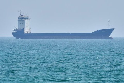Kapal-kapal berlayar melintasi Teluk Arab menuju Selat Hormuz saat matahari terbenam di Uni Emirat Arab, Senin (23/3/2026). (Dok. AP/File)