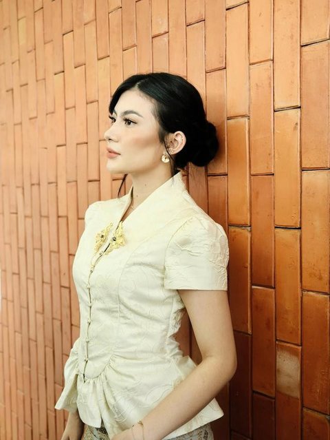 Model Kebaya Peplum Inka Andestha saat Hadiri Wisuda Pratama Arhan (Foto: Instagram/@pratamaarhan8 dan @inkathh)