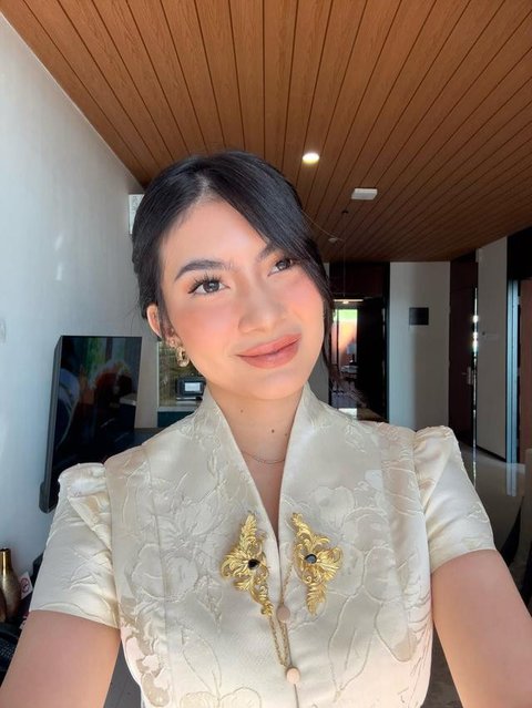 Model Kebaya Peplum Inka Andestha saat Hadiri Wisuda Pratama Arhan (Foto: Instagram/@pratamaarhan8 dan @inkathh)