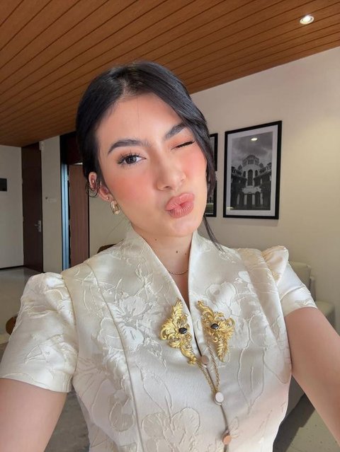Model Kebaya Peplum Inka Andestha saat Hadiri Wisuda Pratama Arhan (Foto: Instagram/@pratamaarhan8 dan @inkathh)