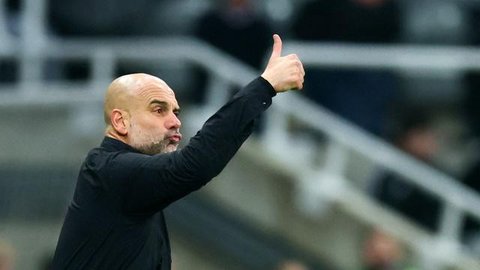 Pelatih Manchester City, Pep Guardiola, merayakan kemenangan atas Nottingham Forest pada laga pekan ke-18 Premier League di Stadion The City Ground, Sabtu (27/12/2025). (Joe Giddens/PA via AP