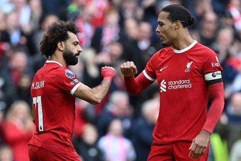 Mohamed Salah merayakan gol kedua Liverpool dalam laga Premier League melawan Fulham, Sabtu (11/4/2026). (AP Photo/Jon Super)
