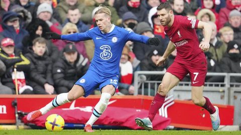 Pemain Chelsea, Mykhailo Mudryk (kiri) mengontrol bola dibayangi pemain Liverpool, James Milner saat laga di pekan ke-21 Premier League 2022/2023 antara Liverpool melawan Chelsea yang berlangsung di Anfield, Sabtu (21/1/2023). Mudryk mampu mencatatkan satu peluang emas ke gawang Liverpool.