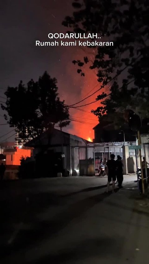 Rumah Anisa Rahma dan Anandito Dwis di Kota Bandung, terbakar pada Kamis, 30 April 2026. Api berkobar jam 3 dini hari. Beruntung tak ada korban jiwa. (Foto: Dok. Instagram @anisarahma_12)
