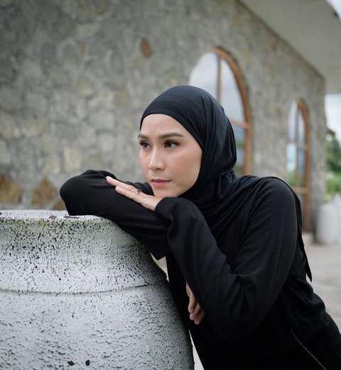 Musibah kebakaran hebat melanda rumah Anisa Rahma dan Anandito Dwis di Bandung. Sejumlah artis mendoakan dari Umi Pipik hingga Ruben Onsu. (Foto: Dok. Instagram @anisarahma_12)