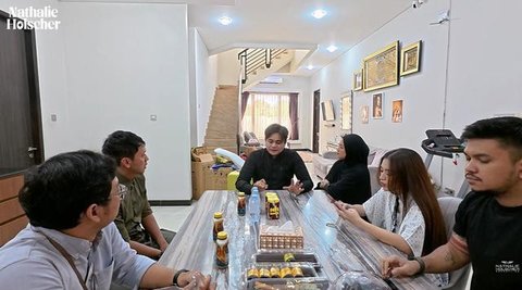 Ruang Makan dan Dapur Rumah Nathalie Holscher (youtube.com/@NathalieHolscher)