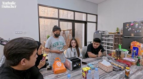 Ruang Makan dan Dapur Rumah Nathalie Holscher (youtube.com/@NathalieHolscher)