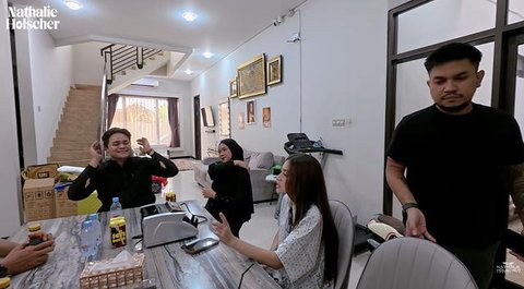 Ruang Makan dan Dapur Rumah Nathalie Holscher (youtube.com/@NathalieHolscher)