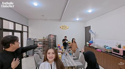 Ruang Makan dan Dapur Rumah Nathalie Holscher (youtube.com/@NathalieHolscher)