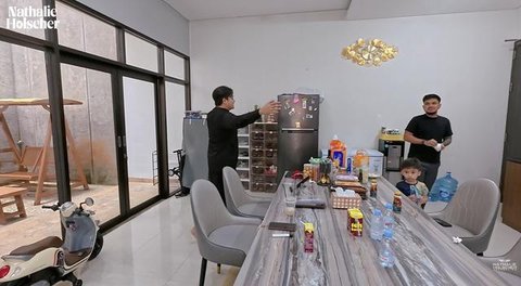 Ruang Makan dan Dapur Rumah Nathalie Holscher (youtube.com/@NathalieHolscher)