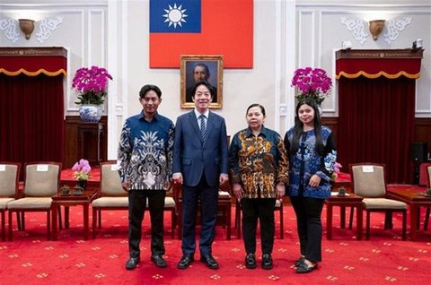 Kholis Intamu (kanan) berfoto bersama Presiden Lai Ching-te (tengah). (Dok. Kantor Kepresidenan Taiwan)