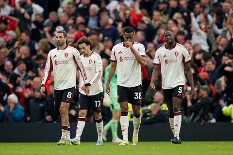 Ekspresi skuad The Reds usai kebobolan gol Kobbie Maino di laga Manchester United vs Liverpool di pekan ke-35 Liga Inggris 2025/2026 di Old Trafford, Minggu (03/05/2026) malam WIB.