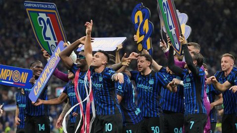 Gelar ini menjadi yang pertama bagi Cristian Chivu yang ditunjuk sebagai pelatih Inter Milan pada awal musim ini. (AP Photo/Luca Bruno)