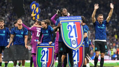 Gelar ini menjadi yang pertama bagi Cristian Chivu yang ditunjuk sebagai pelatih Inter Milan pada awal musim ini. (AP Photo/Luca Bruno)