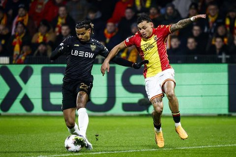 Aksi bek Timnas Indonesia, Dean James saat memperkuat Go Ahead Eagles menjamu VfB Stuttgart dalam lanjutan Liga Europa 2025/2026, (28/11/2025).