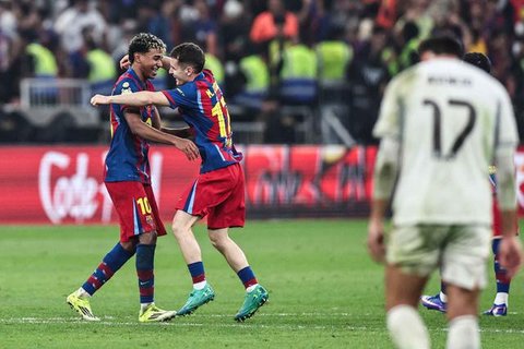 Trofi Super Spanyol akhirnya direngkuh Barcelona setelah pertarungan dramatis melawan Real Madrid. Tampak dalam foto, penyerang Barcelona bernomor, Lamine Yamal dan Marc Casado merayakan kemenangan usai memenangkan pertandingan final Piala Super Spanyol melawan Real Madrid di King Abdullah Sports City Stadium, Jeddah pada Minggu 11 Januari 2026 waktu setempat atau Senin 12 Januari 2026 dini hari WIB.