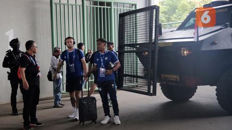 Beckham Putra (kanan, di dalam rantis) tersenyum bahagia setelah membantu Persib mencuri satu poin di kandang Persija pada pekan 23 BRI Liga 1 2024/2025 di Stadion Patriot Candrabhaga, Kota B