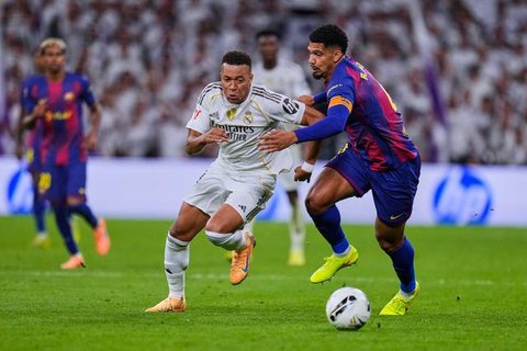 Kylian Mbappe dari Real Madrid berebut bola dengan Ronald Araujo dari Barcelona dalam pertandingan La Liga di Santiago Bernabeu, Minggu, 26 Oktober 2025.