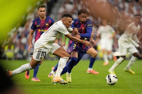Alejandro Balde (Barcelona) mengawal Kylian Mbappe (Real Madrid) dalam laga La Liga 2025/2026 di Santiago Bernabeu, 26 Oktober 2025.