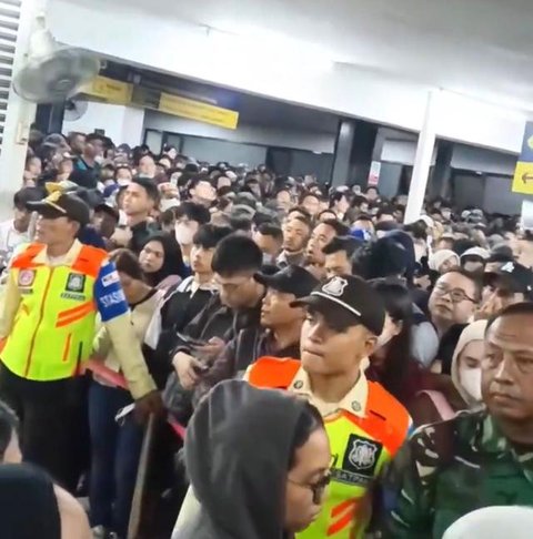 Penumpukan penumpang KRL green line di Stasun Kebayoran. (Istimewa)