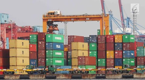 Aktivitas bongkar muat peti kemas di Pelabuhan Tanjung Priok, Jakarta, Jumat (29/10/2021). Badan Pusat Statistik (BPS) menyebutkan neraca perdagangan Indonesia pada September 2021 mengalam