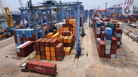 Aktivitas bongkar muat peti kemas di Pelabuhan Tanjung Priok, Jakarta, Jumat (29/10/2021). Badan Pusat Statistik (BPS) menyebutkan neraca perdagangan Indonesia pada September 2021 mengalam