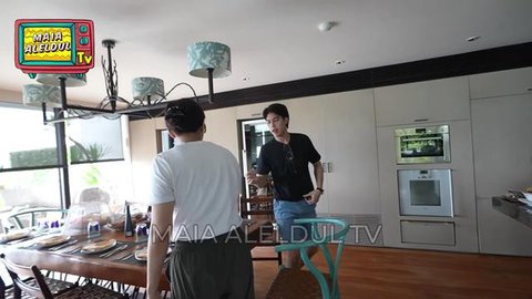 Potret Ruang Makan Villa Maia Estianty di Bali (Foto: YouTube/MAIA ALELDUL TV)