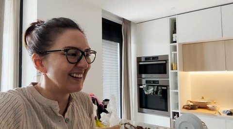 Potret Dapur Apartemen Anak Darius Sinathrya dan Donna Agnesia di Portugal (youtube.com/@DariusDonna)