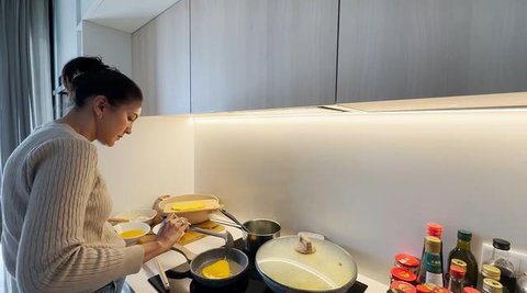Potret Dapur Apartemen Anak Darius Sinathrya dan Donna Agnesia di Portugal (youtube.com/@DariusDonna)